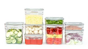 gostinske vakuumske posode s shranjenimi živili